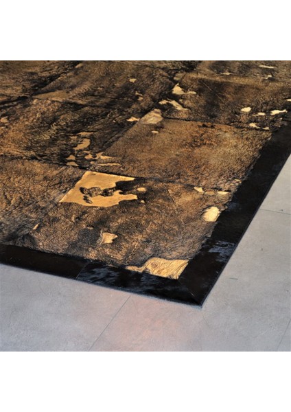 Dana Derisi Bordür ve Varaklı Kuzu Kürkü Halı 170 x 240 cm