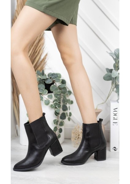 Siyah Lastik Detaylı Topuklu Kadın Bot