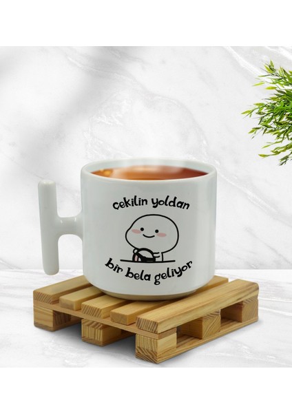 Gift Bir Bela Geliyor Tasarımlı T Kulplu Beyaz Middle Kupa Bardak-1