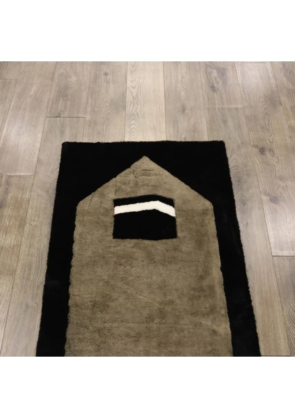 Siyah Peluş Bordür ve Kabe Motifli Kuzu Kürkü Seccade 80 x 120 Cm