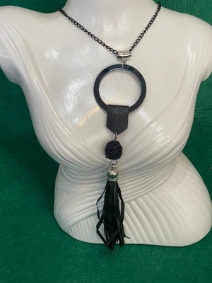 Gönülden Tasarım El Yapımı Hakiki Deri Aksesuarlı Siyah Uzun Zincirli Tasarım Kolye