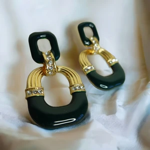 Hazal Aksesuar Mini Taş Detaylı Mineli Dörtgen Küpe