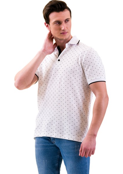 Beyaz Üzerine Geometrik Desenli Yaka Kol Biye Detaylı Polo Yaka Kısakol Pamuk Slim Fit Tişört