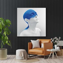 Elleri Mavi Boyalı Kadın Cyan Dekor Dikey Kanvas Tablo