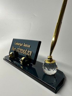 Gündoğan Kristal Kristal Füme Cam Masa Isimlik Tek Kalem ve Kabartma Yazı Aksesuarlı Hediyelik