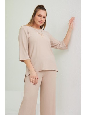 Rmg Kolye Detaylı Yırtmaçlı Büyük Beden Bej Bluz