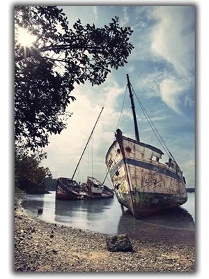 Saint Malo, Fransa'da Terkedilmiş Gemi Kanvas Tablo