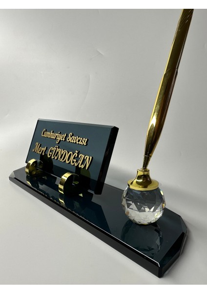 Kristal Füme Cam Masa Isimlik Tek Kalem ve Kabartma Yazı Aksesuarlı Hediyelik