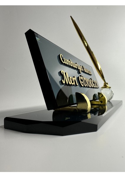 Kristal Füme Cam Masa Isimlik Tek Kalem ve Kabartma Yazı Aksesuarlı Hediyelik fırsatları