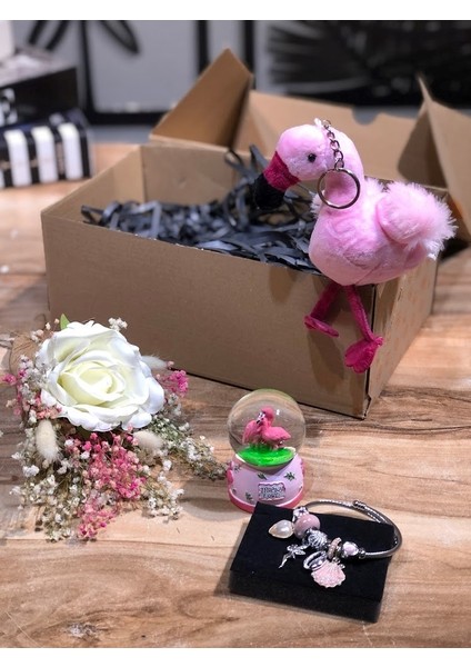 Doğum Günü Hediyesi Sevgiliye Anneye Kombin Hediye Flamingo Anahtarlık, Kar Küresi,bileklik,demet