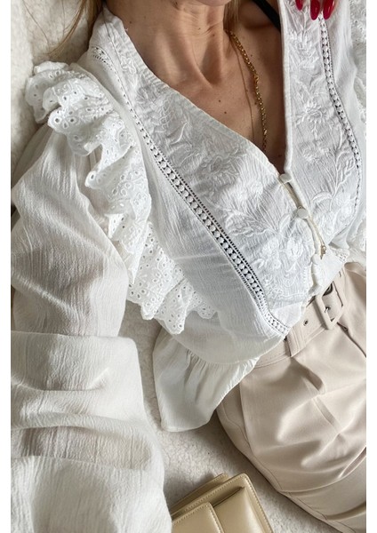 Beyaz Dantel Volan ve Dört Düğme Detay Spicy Tasarım Bluz