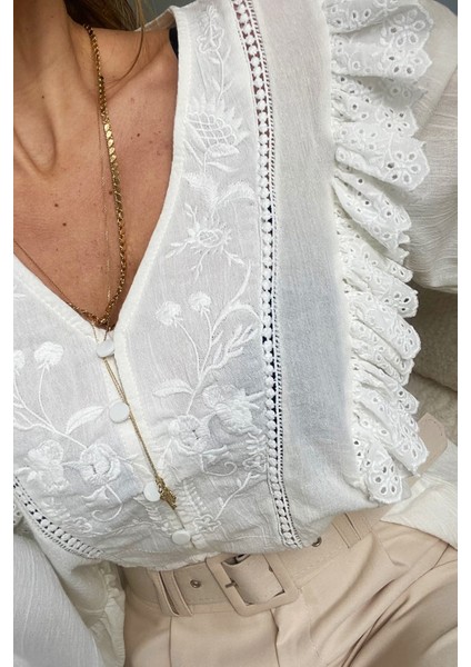 Beyaz Dantel Volan ve Dört Düğme Detay Spicy Tasarım Bluz modelleri