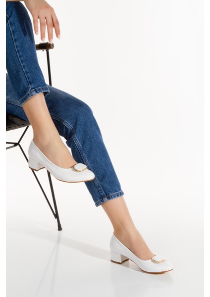 Kadın Beyaz Suni Deri Kısa Topuklu Stiletto Tokalı