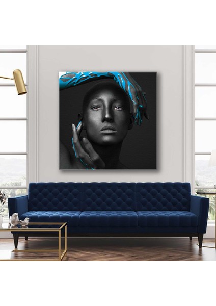 Kırmızı Şapkası Turuncu Gala Çiçeğiyle Süslü Kadın Kare Kanvas Tablo