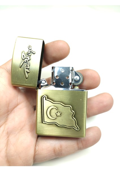 Iskeçe Tesbih Işlemeli ve Kabartmalı Zippo Tarzı Benzinli Çakmak