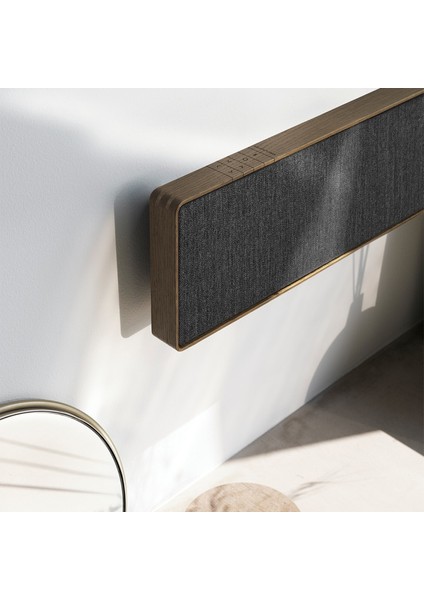 Beosound Stage Kablosuz TV Hoparlörü, 11 Sürücülü Surround Ses, AirPlay 2, Chromecast, Spotify Connect, Dolby Atmos Destekli Soundbar – Meşe Ağacı / Gri