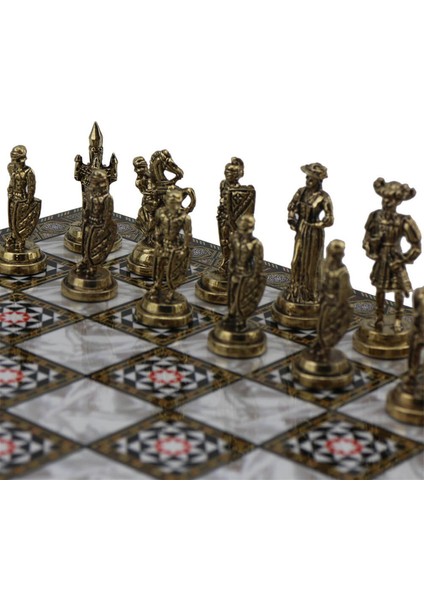 Orta Boy Metal İspanyol Askerleri Satranç Takımı Parlak ve Sedef Desenli Mdf Ahşap Tahtası 37 x 37 cm fiyatları