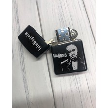 Atölye Çizgi Kişiye Özel Big Boss Benzinli Zippo Çakmak Siyah Ahşap Kutulu