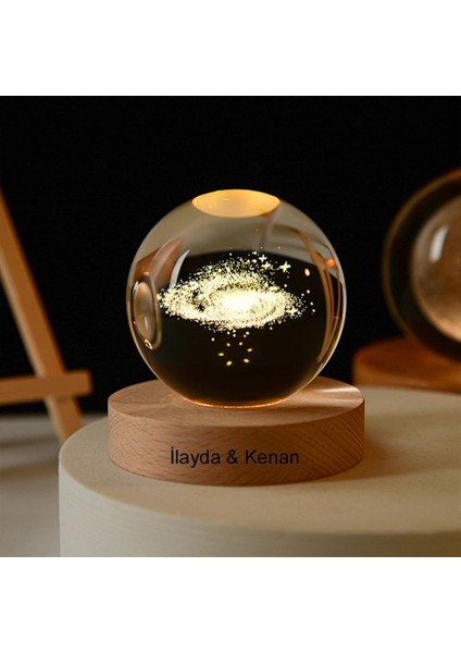 Işıklı Ahşap Kaideli Toz Bulutu Temalı Cam Küre 8cm*6cm