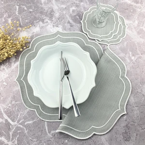 Gri Renkli Beyaz Çift Sargı Nakışlı 4 Parça Set Amerikan Servis ve Kokteyl Peçetesi