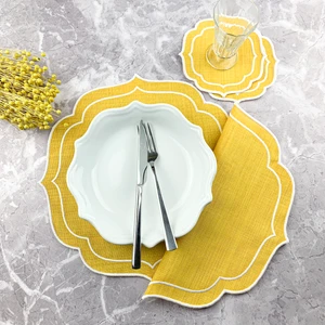 Sarı Renkli Beyaz Çift Sargı Nakışlı 4 Parça Set Amerikan Servis ve Kokteyl Peçetesi
