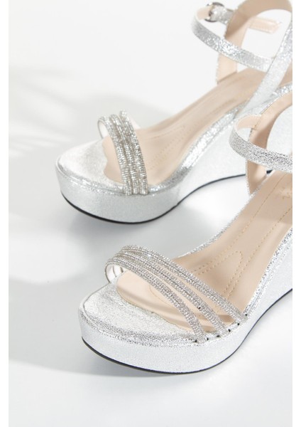 Kadın Yazlık Gümüş Dolgu Topuklu Taş İşlemeli Sandalet modelleri