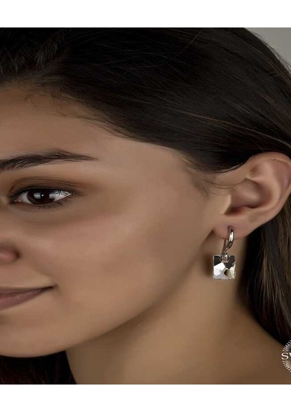 Swarovski Crystal Taşlı Gümüş Beyaz Baget Sallantılı Kadın Küpe