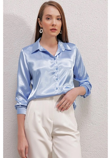 Kadın Buz Mavisi Hafif Dökümlü Saten Yüzeyli Gömlek HZL22W-BD139641