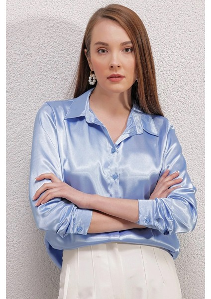 Kadın Buz Mavisi Hafif Dökümlü Saten Yüzeyli Gömlek HZL22W-BD139641 modelleri