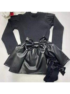 Özge Başaran Deri Etek Siyah Badi ve Diz Altı Siyah Fiyonklu Çorap Takım