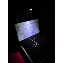 925 Gümüş Işıklı Kutu ile Siyah Taşlı Lotus Çiçeği 925 Ayar Gümüş Kolye