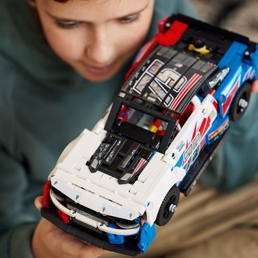 LEGO® Technic NASCAR® Yeni Nesil Chevrolet Camaro ZL1 42153 Fiyatı