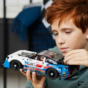 LEGO® Technic NASCAR® Yeni Nesil Chevrolet Camaro ZL1 42153 Fiyatı