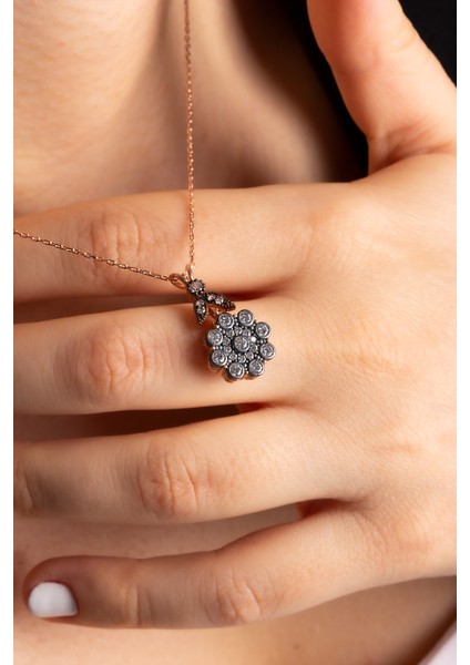 Kadın 925 Ayar Gümüş Çiçek Modeli Elmas Efektli Kolye