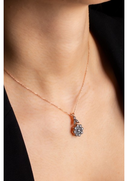 Kadın 925 Ayar Gümüş Çiçek Modeli Elmas Efektli Kolye fiyatları