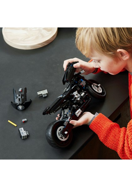 LEGO® Technic BATMAN - BATCYCLE™ 42155 - 9 Yaş ve Üzeri Çocuklar için Batman'in Motosikletinin Modelini İçeren Yaratıcı Oyuncak Yapım Seti (641 Parça)