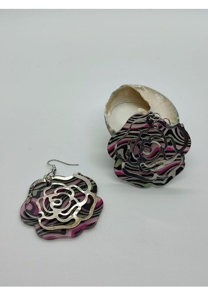 Pembe Desenli Metal Gül Detaylı Sallantı Küpe fiyatları