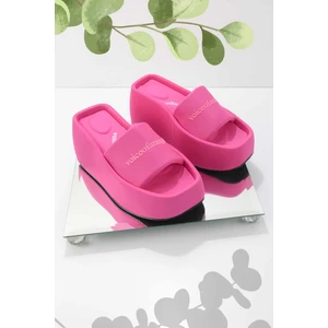 Pembe Kumaş Kadın Terlik Konforlu Düz Topuk Tasarımıyla Günlük Kullanım İçin İdeal