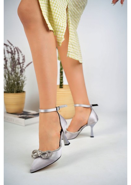 Kadeh Ökçeli Arkası Kapalı Taşlı Gümüş Saten Kadın Stiletto