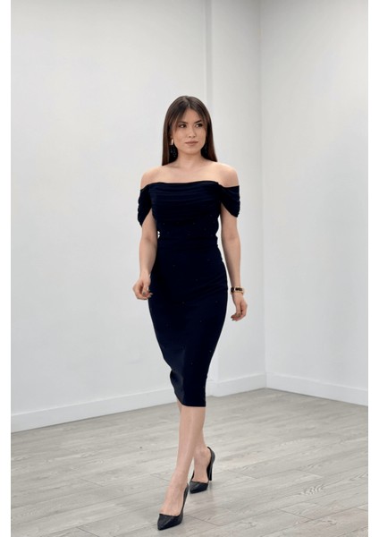 Atlas Kumaş Inci Detaylı Düşük Yaka Abiye Elbise - Siyah