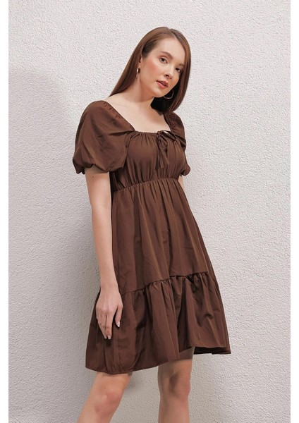 Kadın Kahverengi Büzgülü Yaka Lastikli Bel Kloş Poplin Elbise HZL22S-BD123511 fırsatları