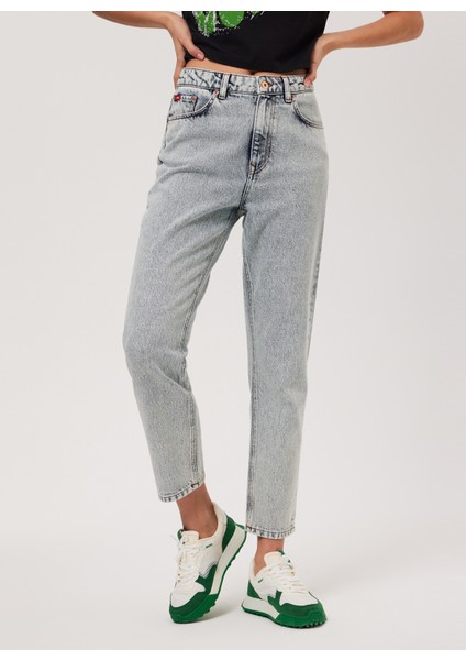 Yüksek Bel Dar Paça Mom Fit Kadın Denim Pantolon 232 Lcf 121015 Marlyn Lıght Acıd fiyatları