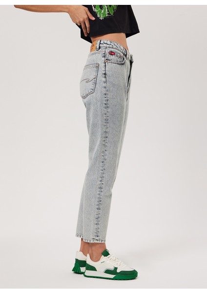 Yüksek Bel Dar Paça Mom Fit Kadın Denim Pantolon 232 Lcf 121015 Marlyn Lıght Acıd modelleri