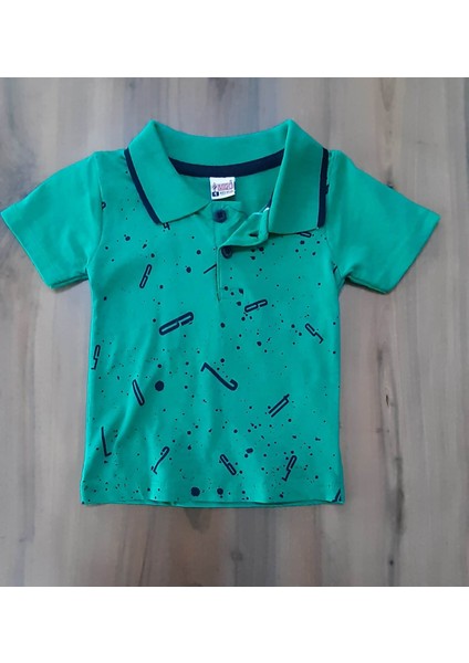Yeşil Yakalı Baskılı 2 Düğmeli T-Shirt
