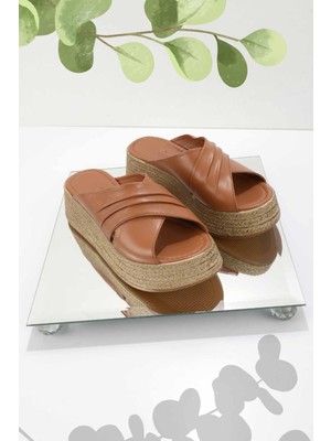 Bambi Taba Deri Kadın Terlik Günlük Kullanım İçin Rahat ve Şık Dolgu Topuk Tasarımı