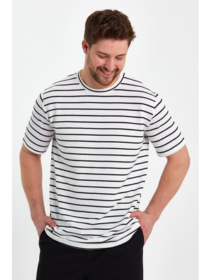 Cool Tarz Beyaz Erkek Slim Fit Bisiklet Yaka Kısa Kol Jakarlı T-SHIRT-CZGLTSTR01S