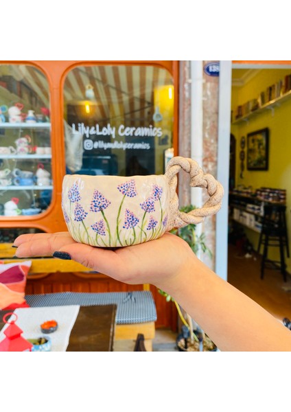 Blue Flowers Çiçek Desenli Kalp Kulplu El Yapımı Seramik Mug 200 ml
