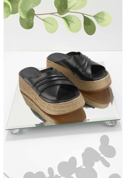 Siyah Deri Kadın Terlik K04290023003