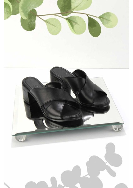 Siyah Deri Kadın Terlik K04529184303