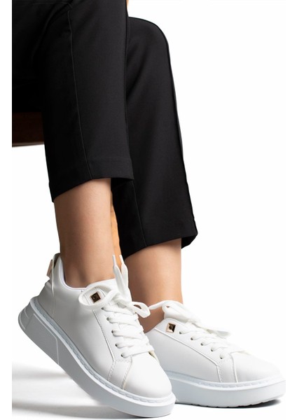 Jan Bağcık ve Arka Toka Detaylı Kadın Spor Ayakkabı Beyaz